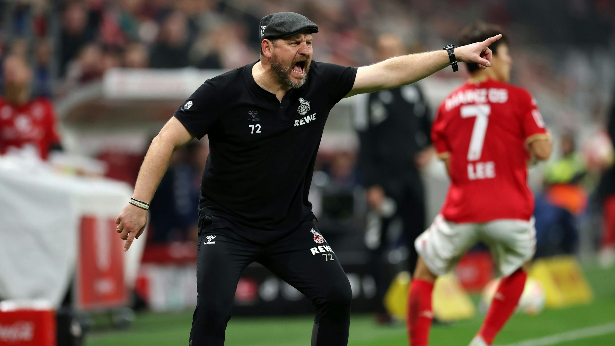 Steffen Baumgart beim 0:5 des 1. FC Köln in Mainz. Der FC-Trainer fand nach der Klatsche am Freitagabend (21. Oktober 2022) klare Worte.
