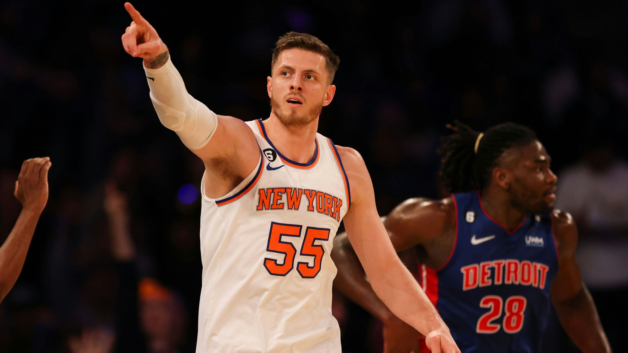 Isaiah Hartenstein zeigt mit seinem rechten Arm in Richtung Fans.