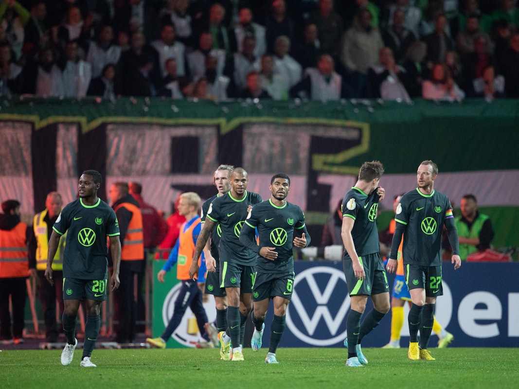 Wolfsburgs Spieler jubeln nach einem Tor.