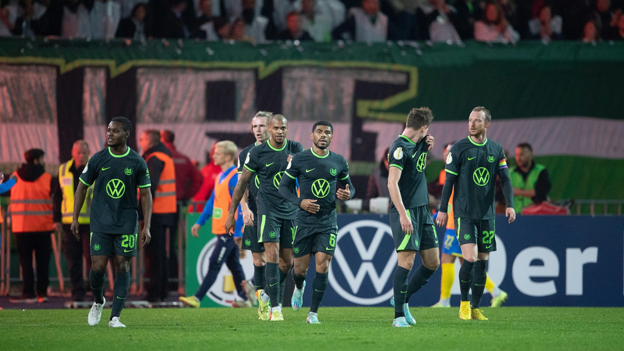 Wolfsburgs Spieler jubeln nach einem Tor.