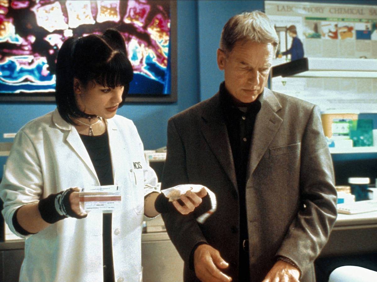 Pauley Perrette (l.) als Abby Sciuto und Mark Harmon als Special Agent Jethro Gibbs aus der US-Serie Navy CIS untersuchen etwas.