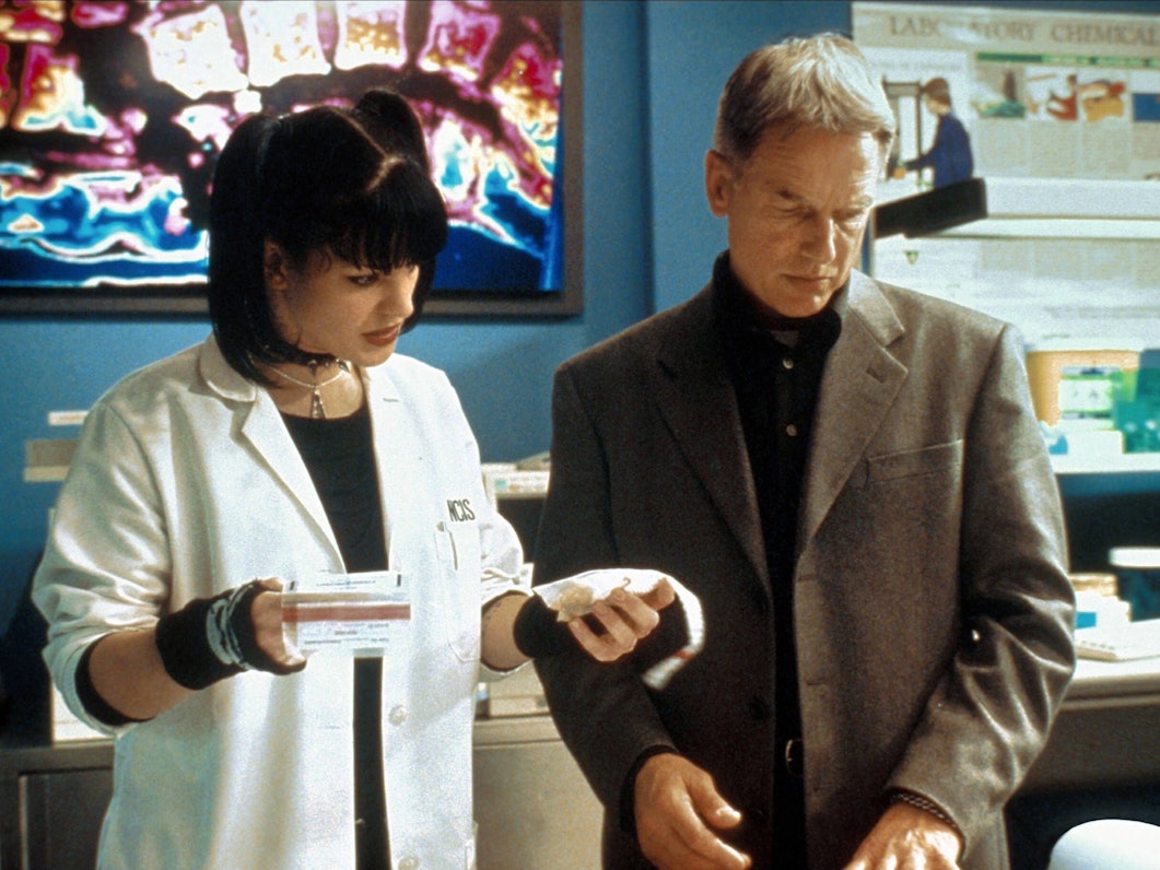 Pauley Perrette (l.) als Abby Sciuto und Mark Harmon als Special Agent Jethro Gibbs aus der US-Serie Navy CIS untersuchen etwas.