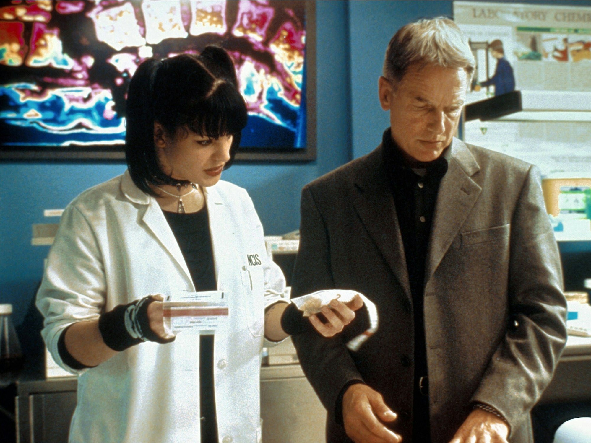 Pauley Perrette (l.) als Abby Sciuto und Mark Harmon als Special Agent Jethro Gibbs aus der US-Serie Navy CIS untersuchen etwas.