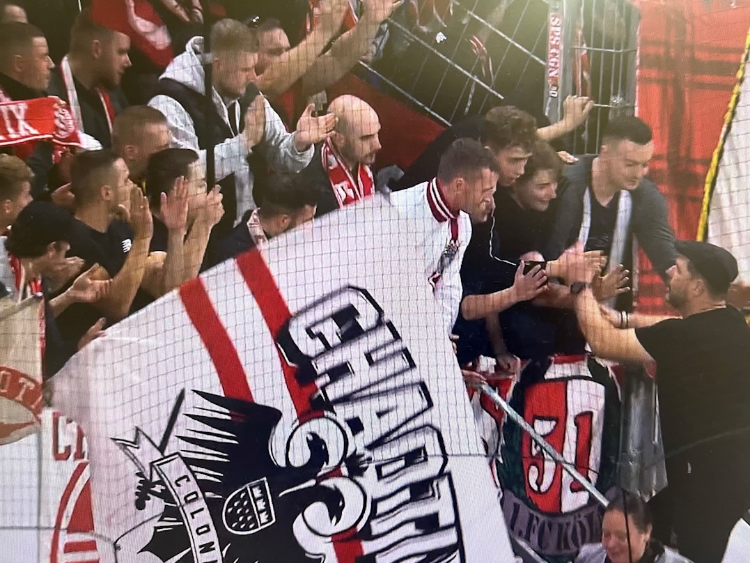 Abklatschen mit den Fans trotz derber Niederlage: Steffen Baumgart nach dem 0:5 des 1. FC Köln beim FSV Mainz 05.