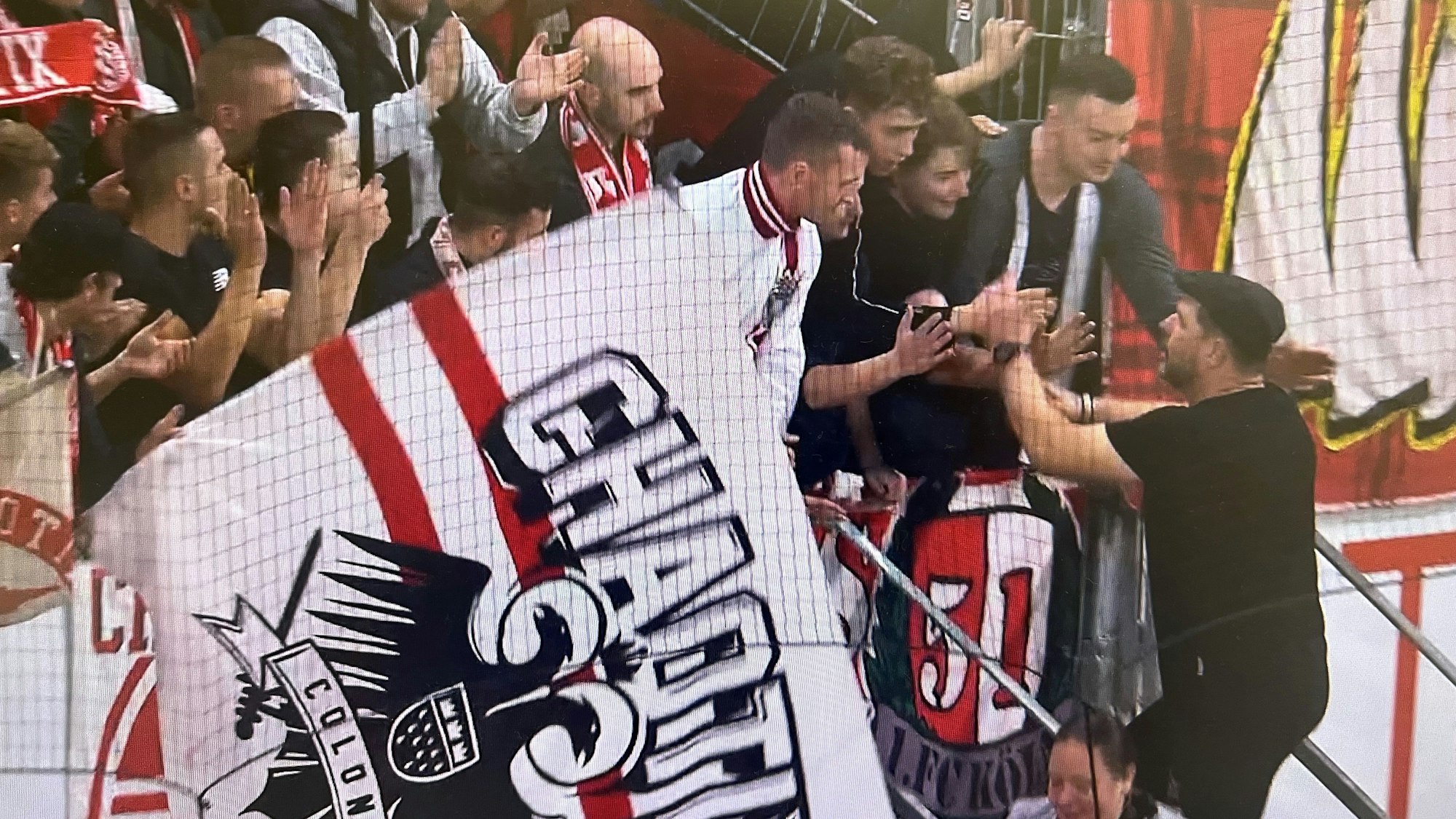 Abklatschen mit den Fans trotz derber Niederlage: Steffen Baumgart nach dem 0:5 des 1. FC Köln beim FSV Mainz 05.