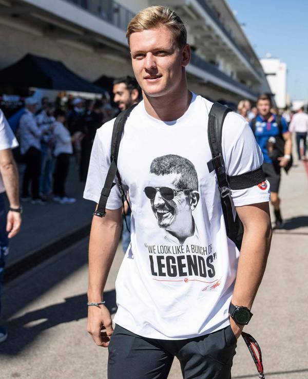 Mick Schumacher geht durch die Boxengasse von Austin.