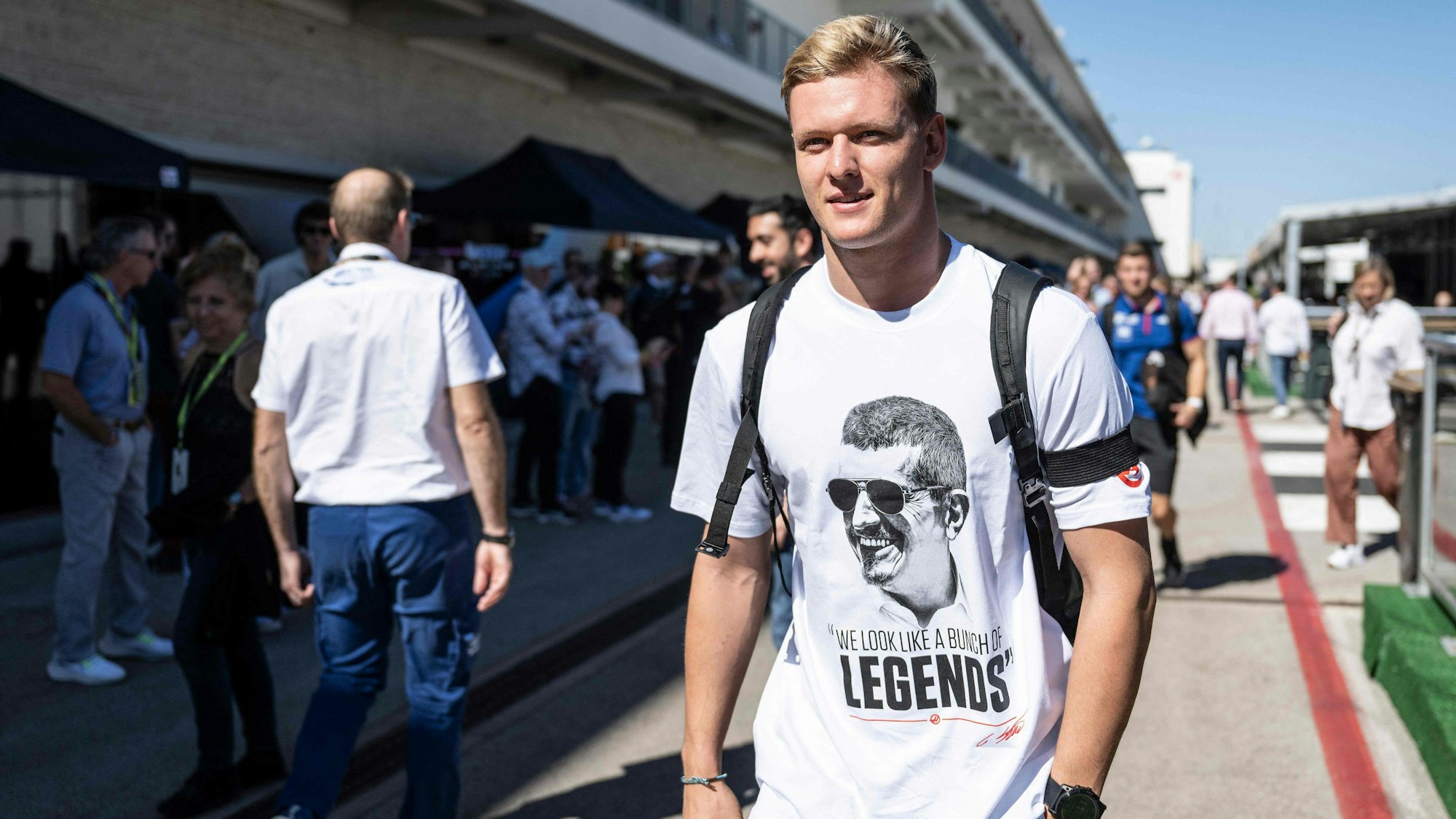 Mick Schumacher geht durch die Boxengasse von Austin.