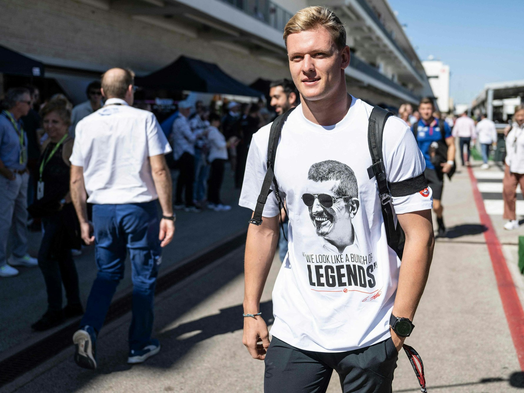 Mick Schumacher kommt im Fahrerlager in Austin an.