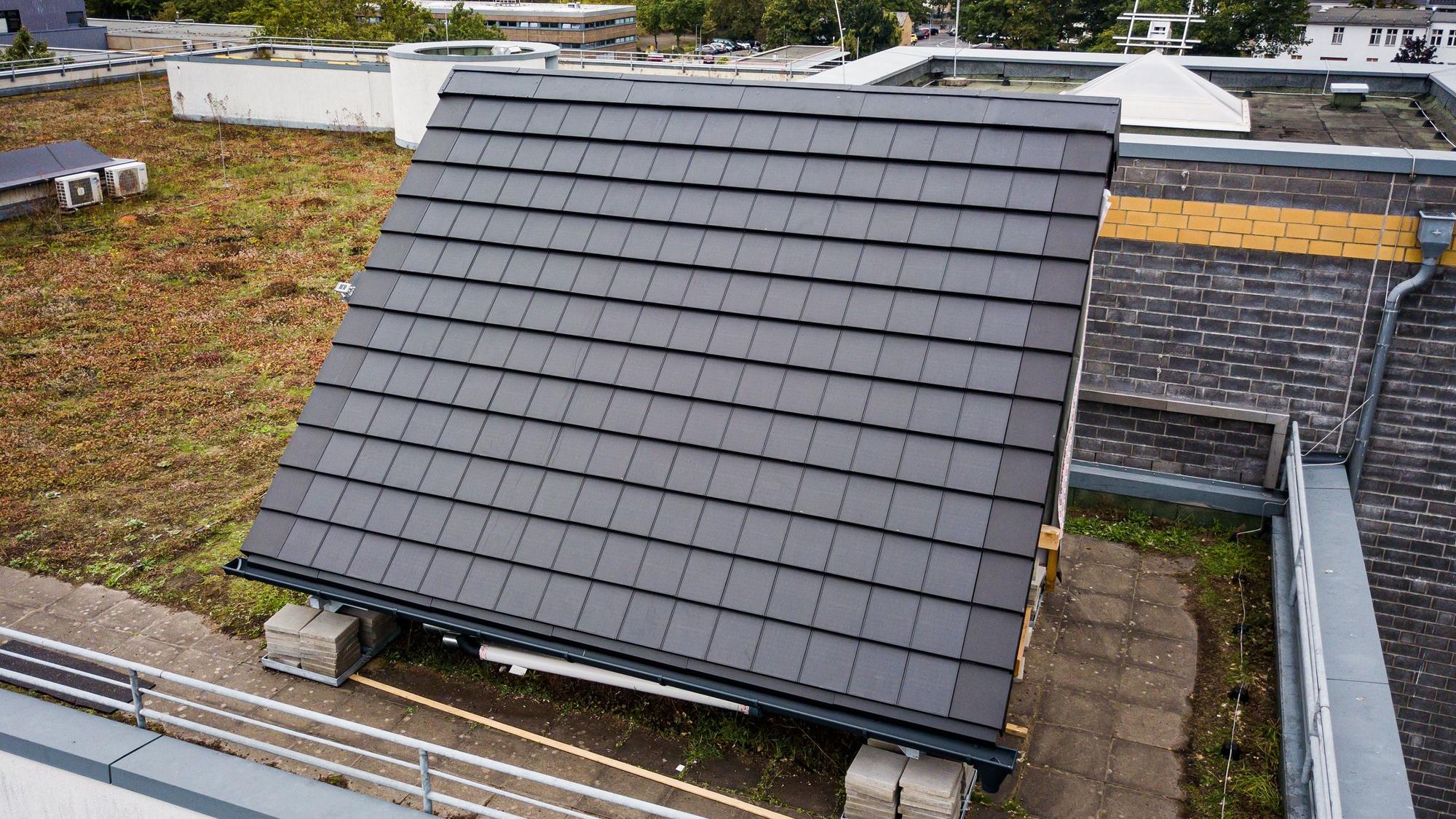 Das Foto zeigt ein mit Solardachpfannen eingedecktes Testdach an der TH Köln.