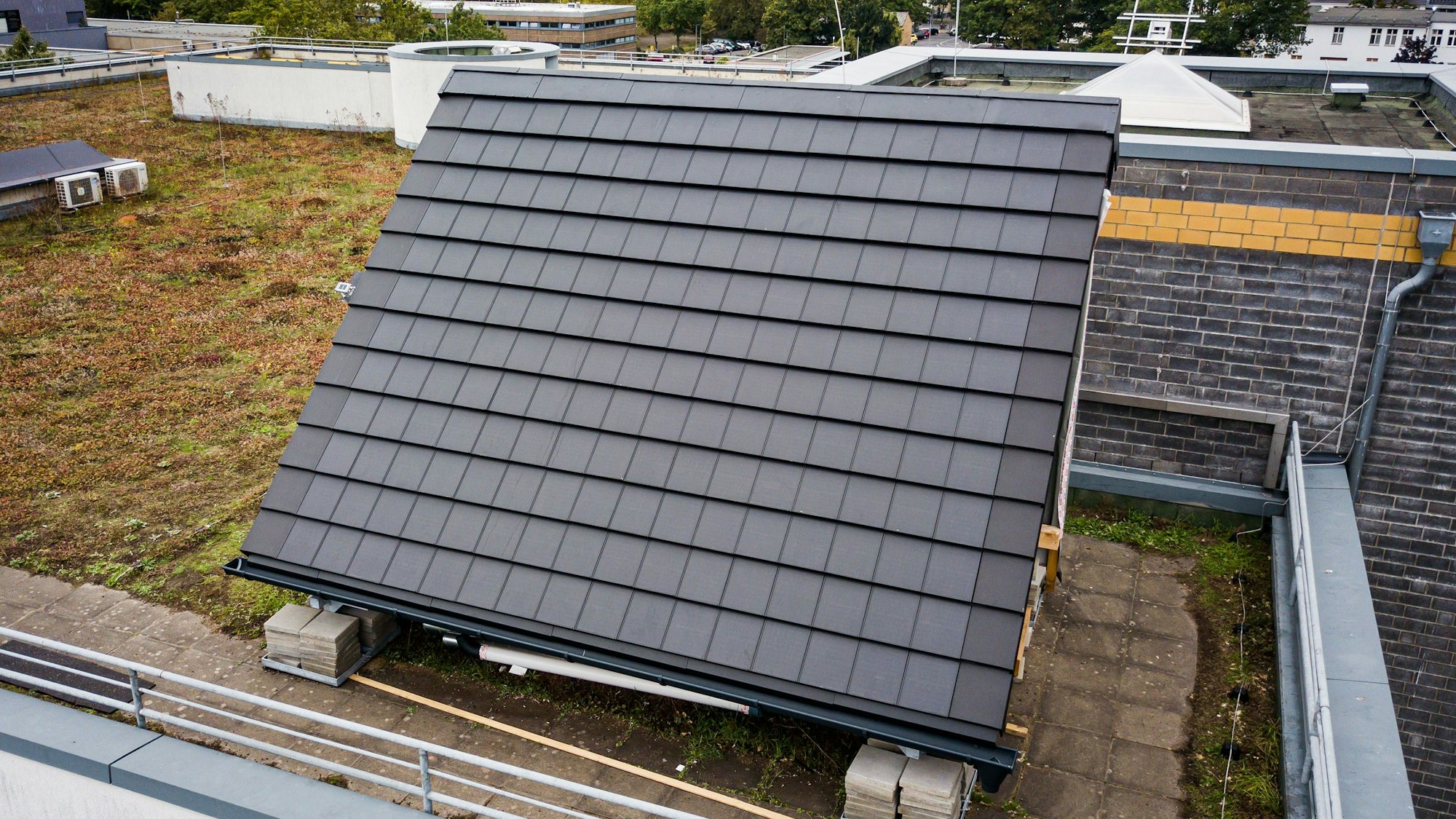 Das Foto zeigt ein mit Solardachpfannen eingedecktes Testdach an der TH Köln.