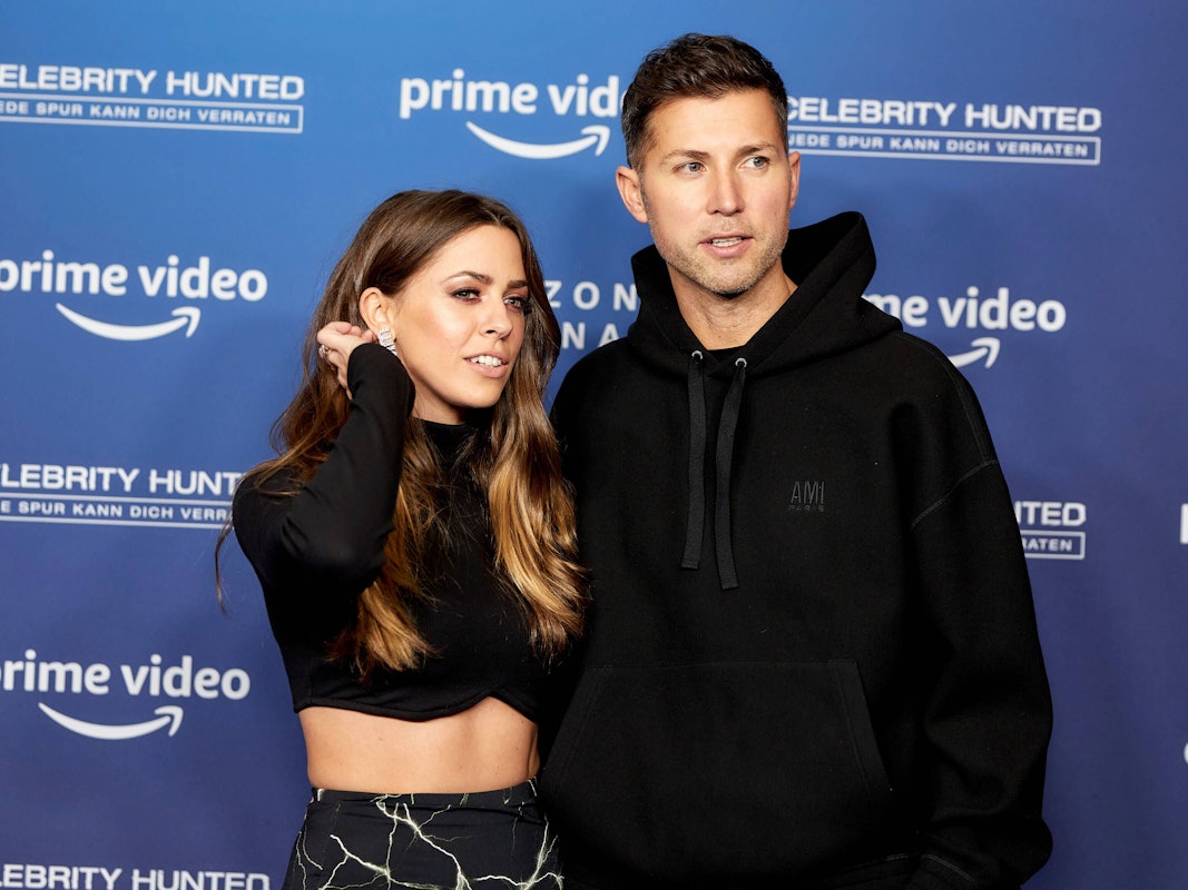 Vanessa Mai steht mit ihrem Ehemann Andreas Ferber auf dem roten Teppich.