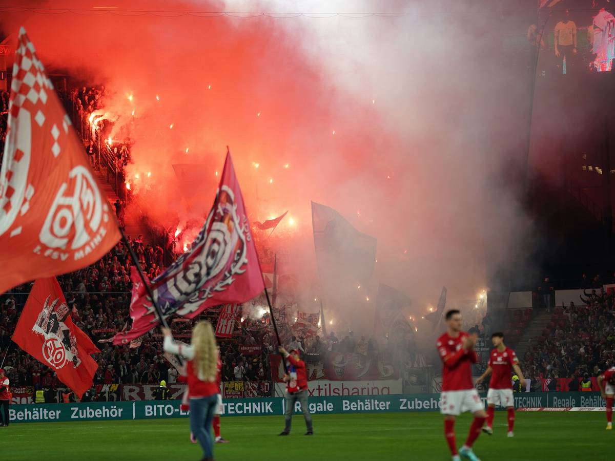 Bei Anpfiff des Bundesliga-Spiels FSV Mainz 05 gegen 1. FC Köln am Freitagabend (21. Oktober 2022) brannte der Gäste-Block lichterloh.