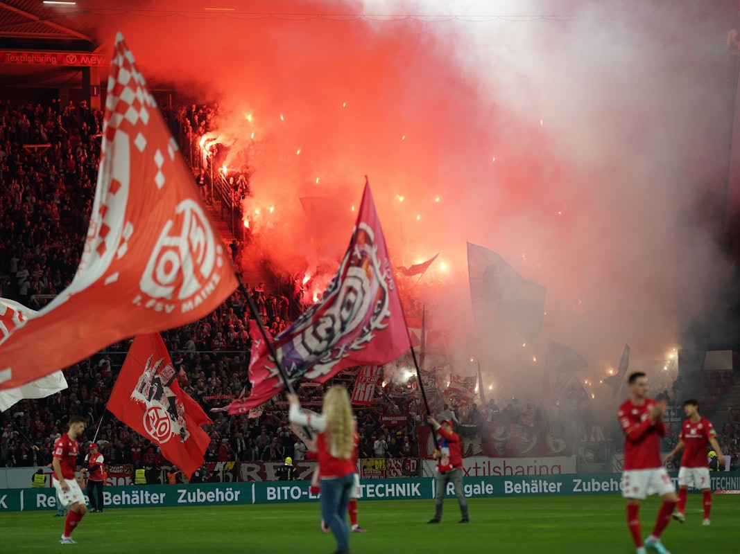 Bei Anpfiff des Bundesliga-Spiels FSV Mainz 05 gegen 1. FC Köln am Freitagabend (21. Oktober 2022) brannte der Gäste-Block lichterloh.