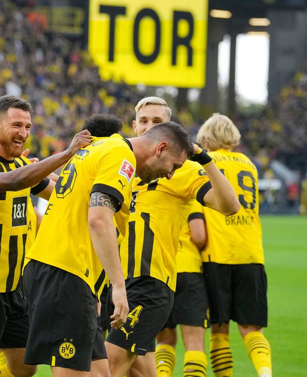 Niklas Süle (BVB) wird von den Mitspielern gefeiert nach seinem Tor.