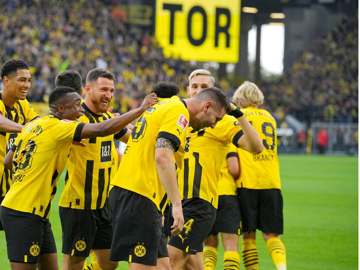 Niklas Süle (BVB) wird von den Mitspielern gefeiert nach seinem Tor.