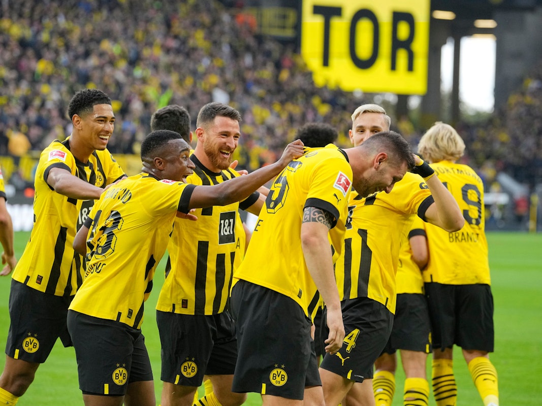 Niklas Süle (BVB) wird von den Mitspielern gefeiert nach seinem Tor.
