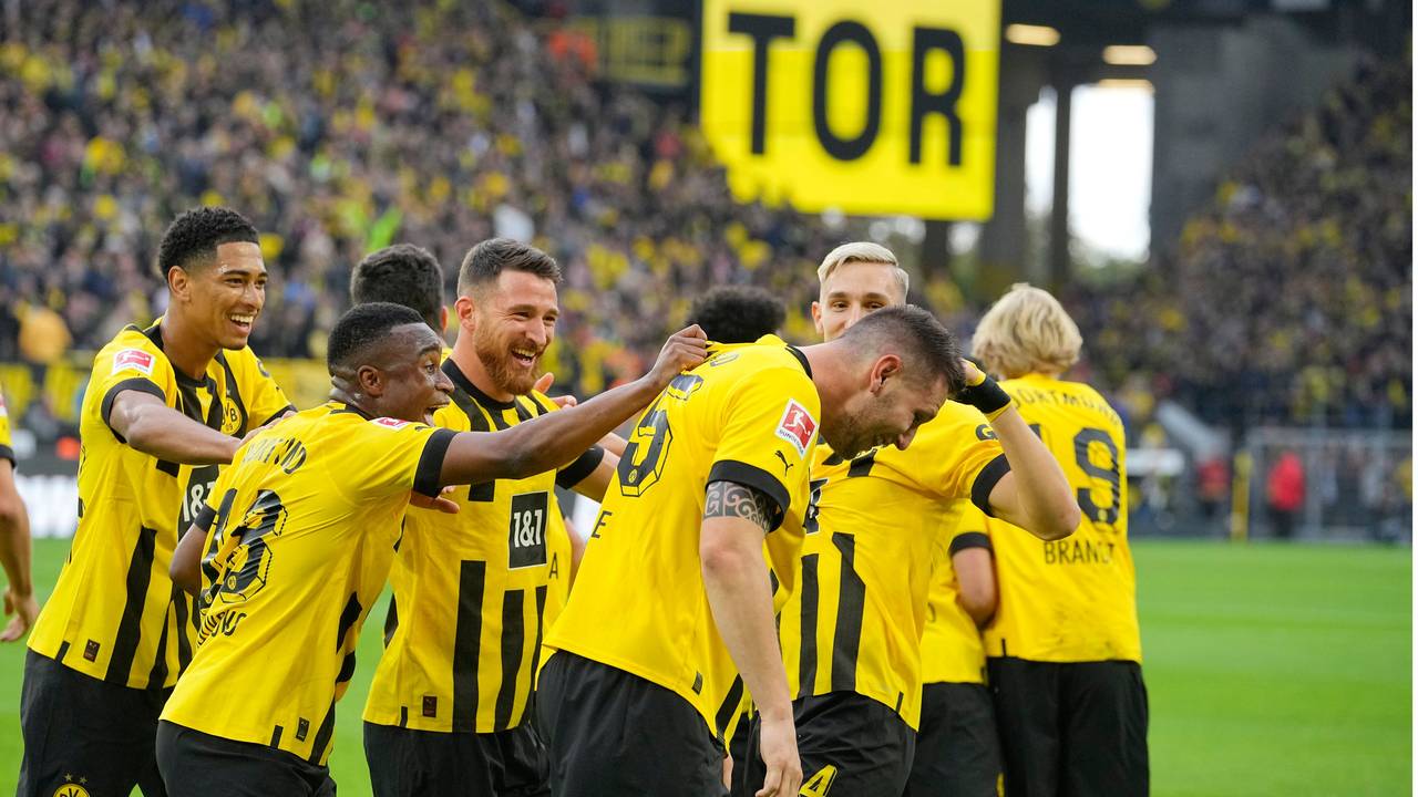 Niklas Süle (BVB) wird von den Mitspielern gefeiert nach seinem Tor.