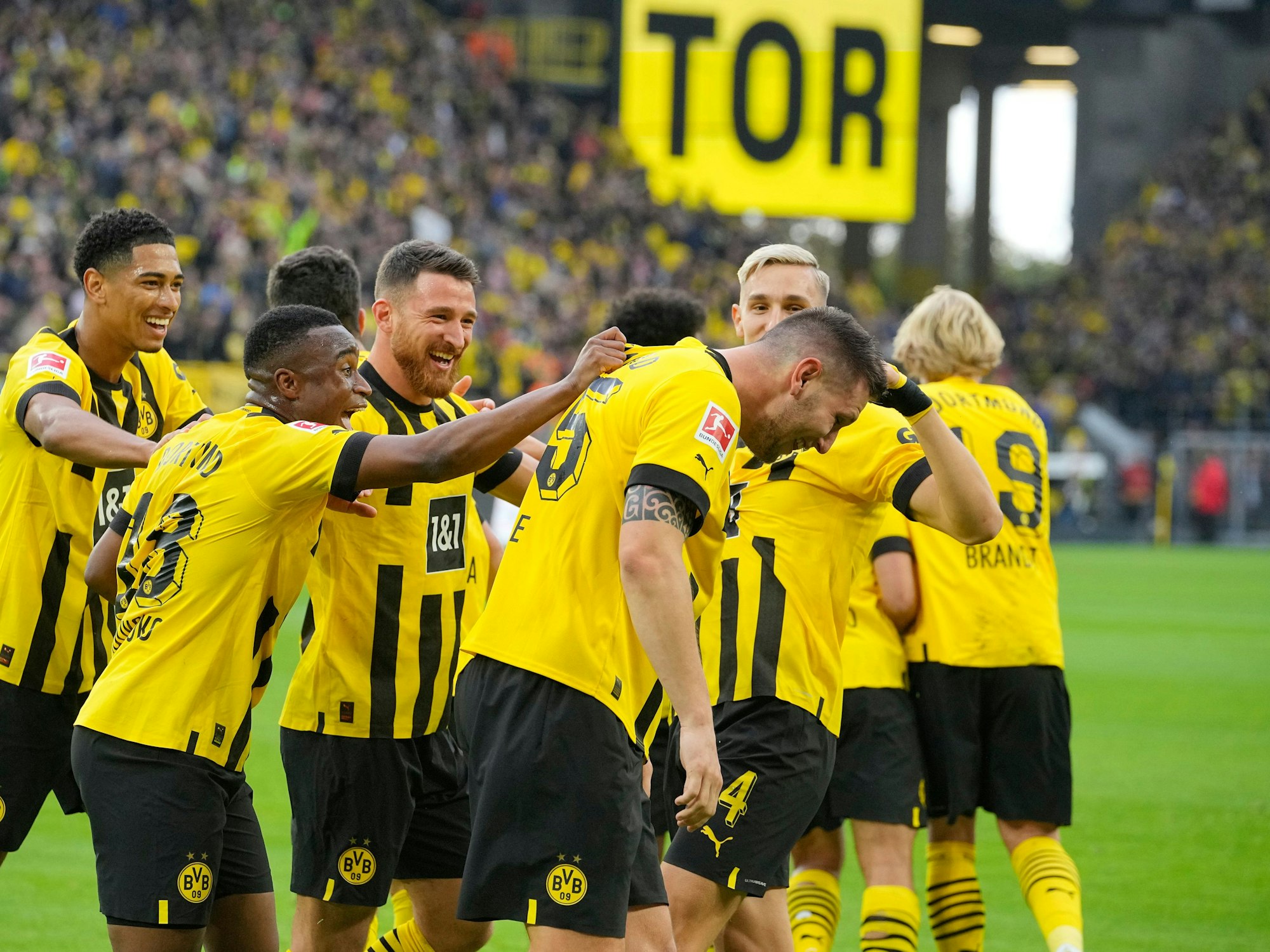 Niklas Süle (BVB) wird von den Mitspielern gefeiert nach seinem Tor.