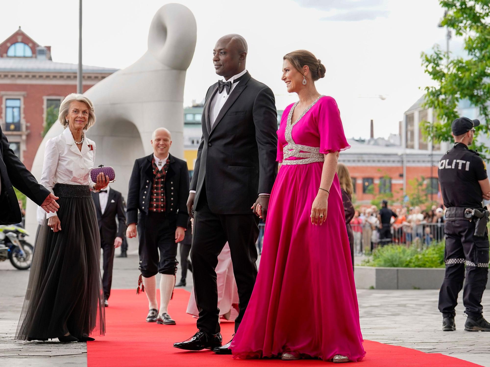 Prinzessin Märtha Louise (r-l) und ihr Verlobter Durek Verrett kommen zur Regierungsfeier anlässlich der Feierlichkeiten zum 18. Geburtstag von Norwegens Erbprinzessin Ingrid Alexandra.