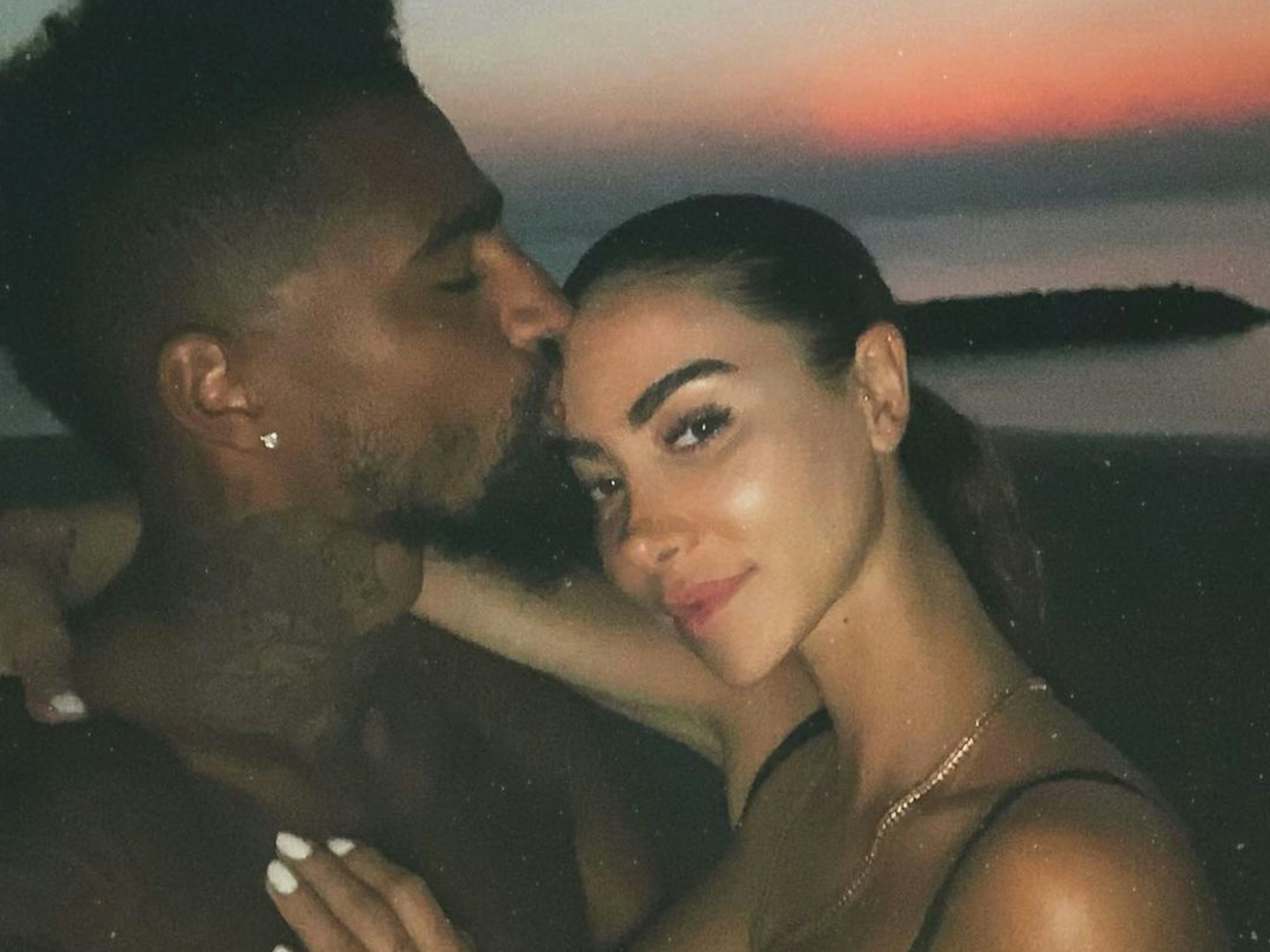 Valentina Fradegrada (r.) und ihr Gatte Kevin-Prince Boateng (l.) innig umarmt am Strand