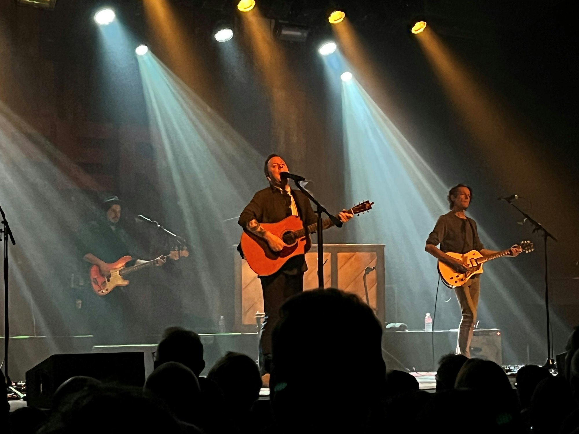Musiker Kiefer Sutherland steht bei einem Konzert auf der Bühne.