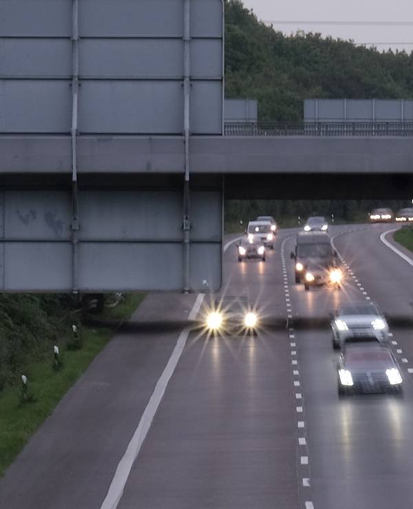 Autos fahren über die Autobahn A1 bei Köln.