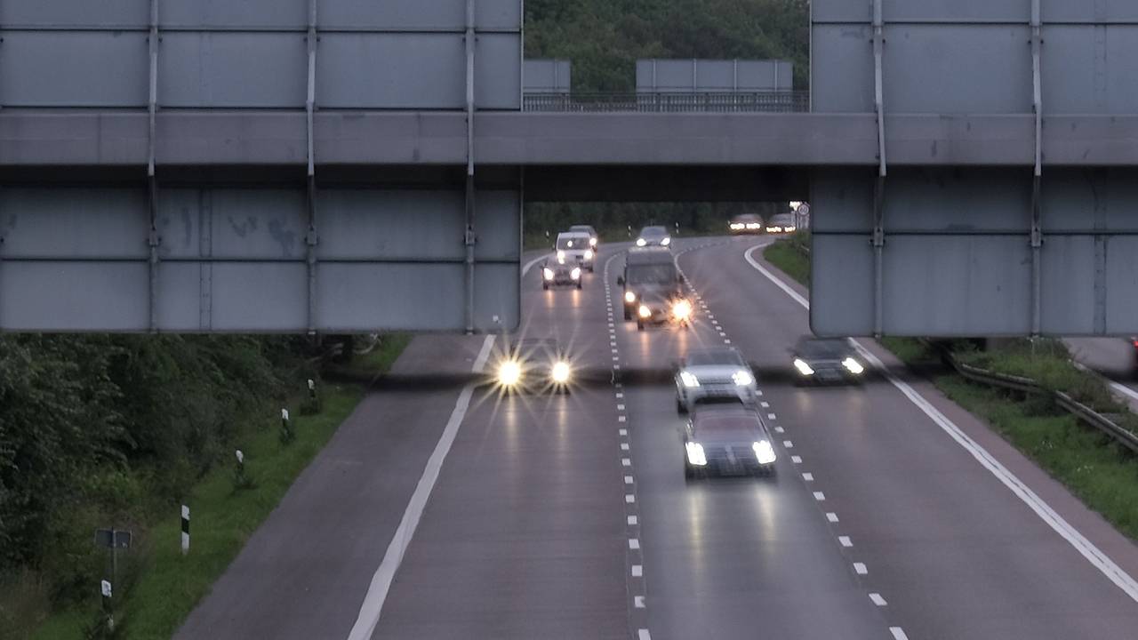 Autos fahren über die Autobahn A1 bei Köln.