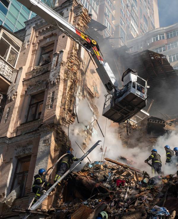 Feuerwehrleute arbeiten nach dem Beschuss auf Gebäude durch eine Drohne. Russland hat am Montagmorgen Kiew erneut mit Drohnen angegriffen.
In der Ukraine ist im Krieg sehr viel kaputtgegangen.