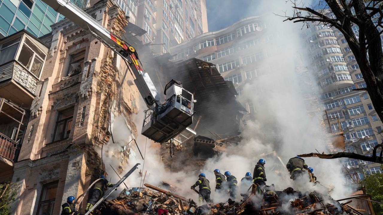 Feuerwehrleute arbeiten nach dem Beschuss auf Gebäude durch eine Drohne. Russland hat am Montagmorgen Kiew erneut mit Drohnen angegriffen.
In der Ukraine ist im Krieg sehr viel kaputtgegangen.