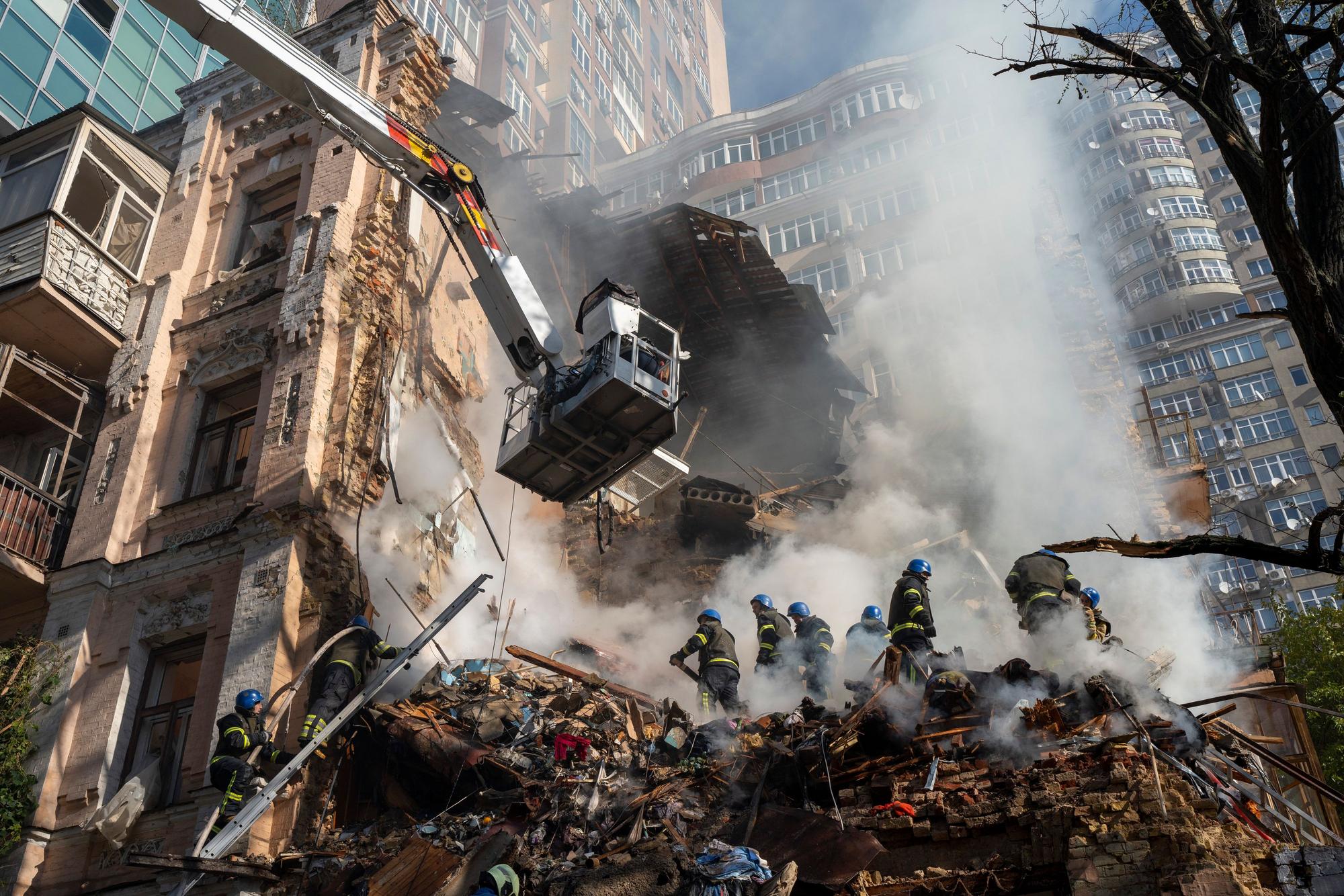 Feuerwehrleute arbeiten nach dem Beschuss auf Gebäude durch eine Drohne. Russland hat am Montagmorgen Kiew erneut mit Drohnen angegriffen.
In der Ukraine ist im Krieg sehr viel kaputtgegangen.