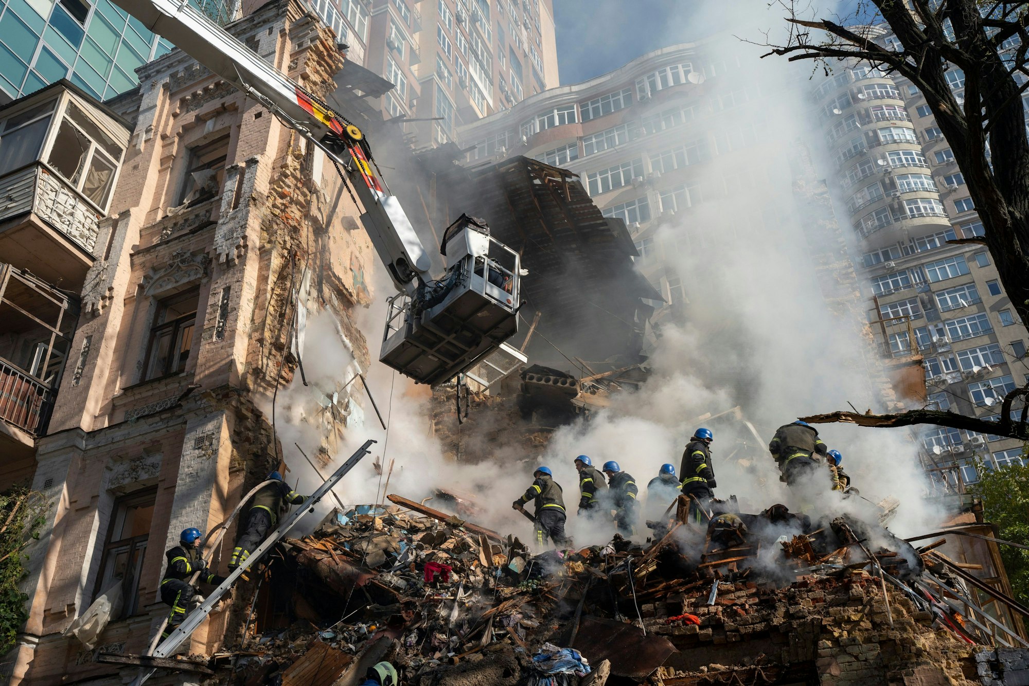 Feuerwehrleute arbeiten nach dem Beschuss auf Gebäude durch eine Drohne. Russland hat am Montagmorgen Kiew erneut mit Drohnen angegriffen. 
In der Ukraine ist im Krieg sehr viel kaputtgegangen.