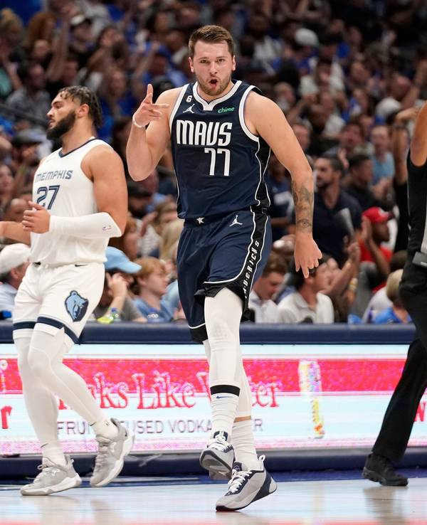 Luka Doncic bejubelt einen gelungenen Dreier.