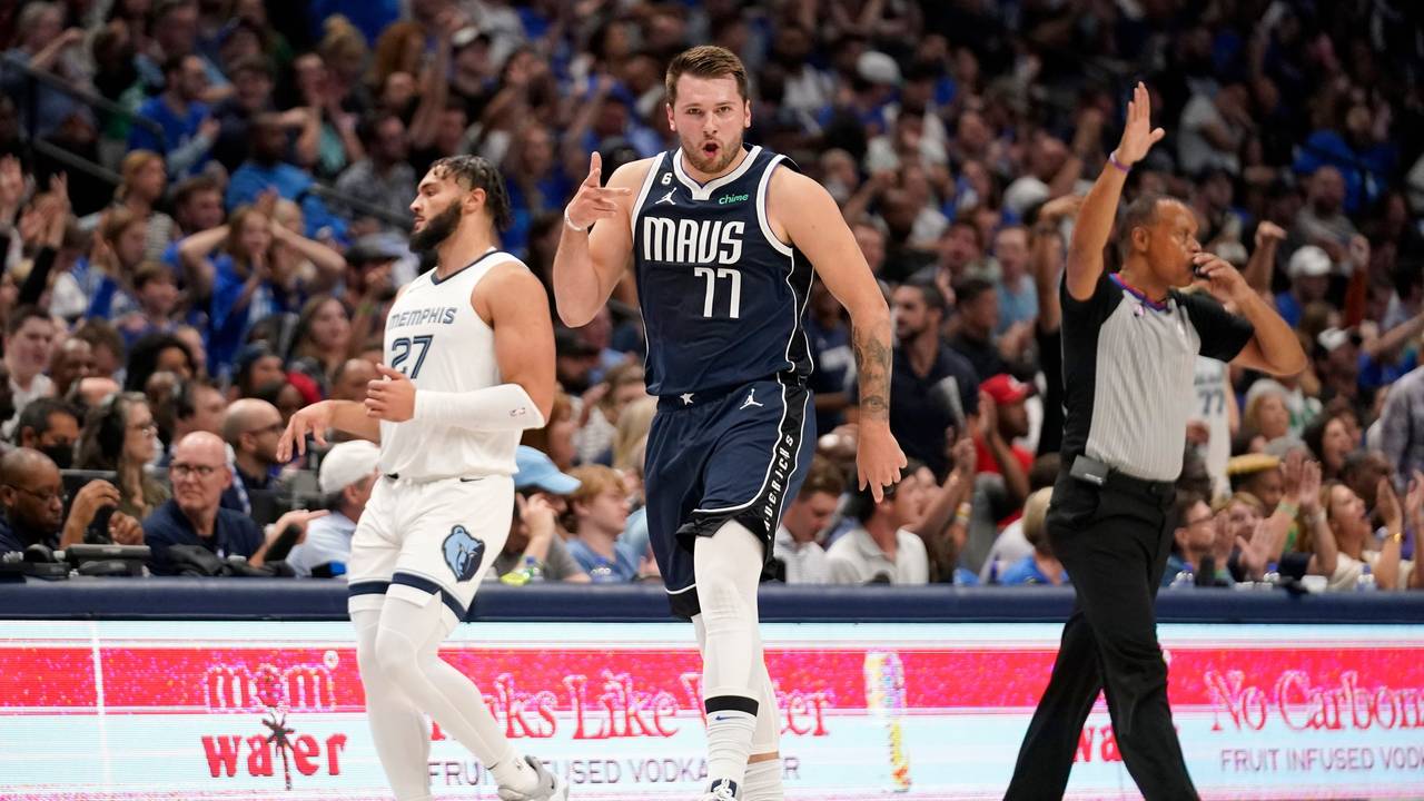 Luka Doncic bejubelt einen gelungenen Dreier.