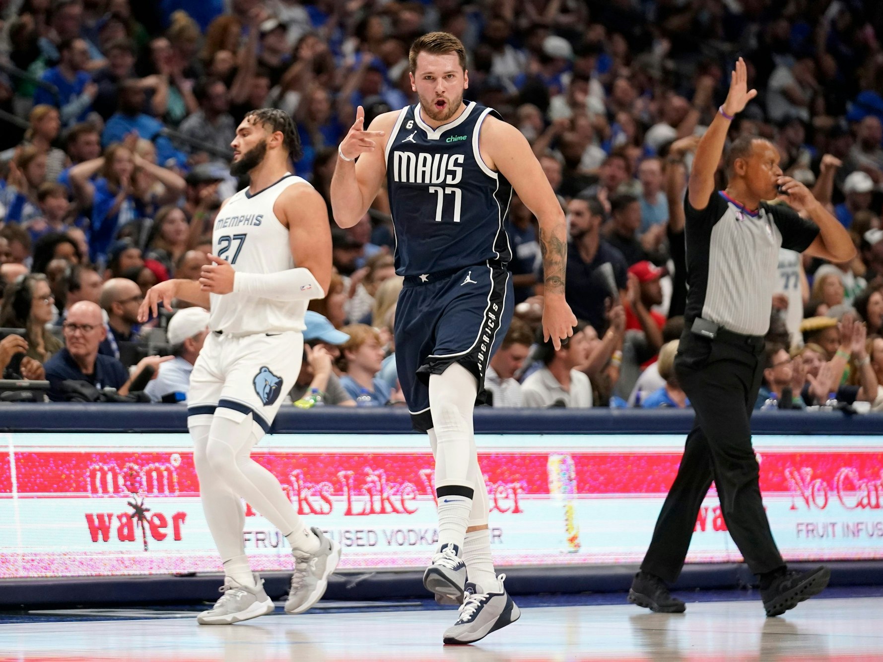 Luka Doncic bejubelt einen gelungenen Dreier.