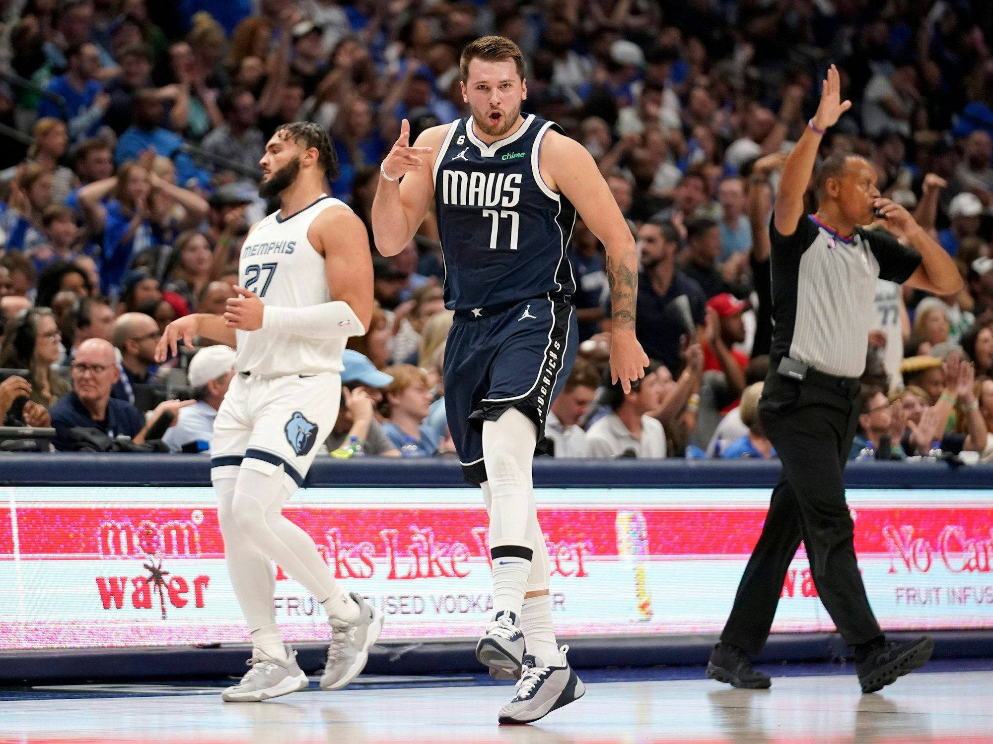 Luka Doncic bejubelt einen gelungenen Dreier.