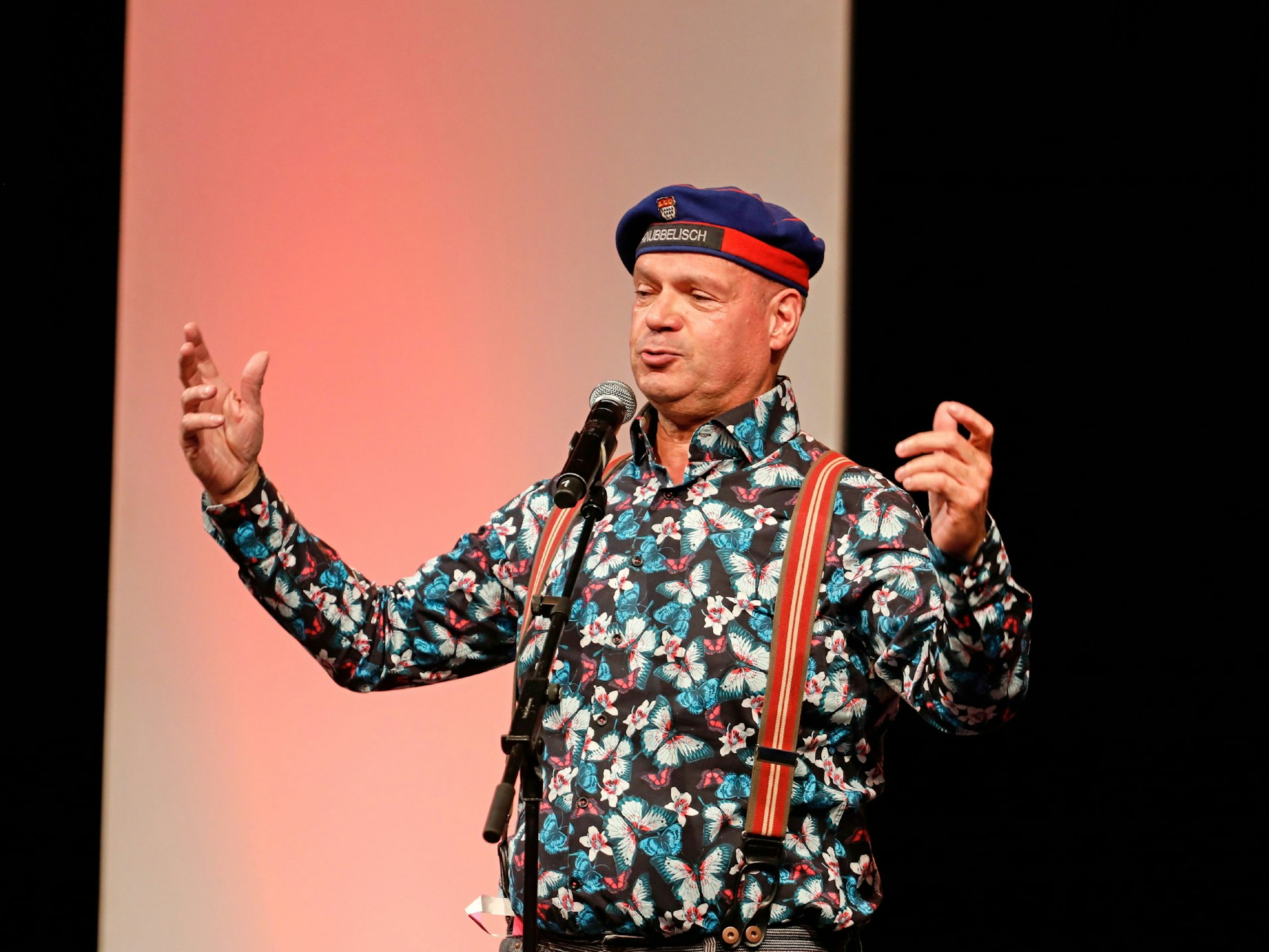 Ralf Knoblich steht auf der Bühne.