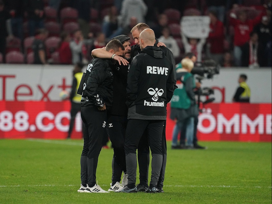 Steffen Baumgart nimmt sein Trainer-Team in den Arm.