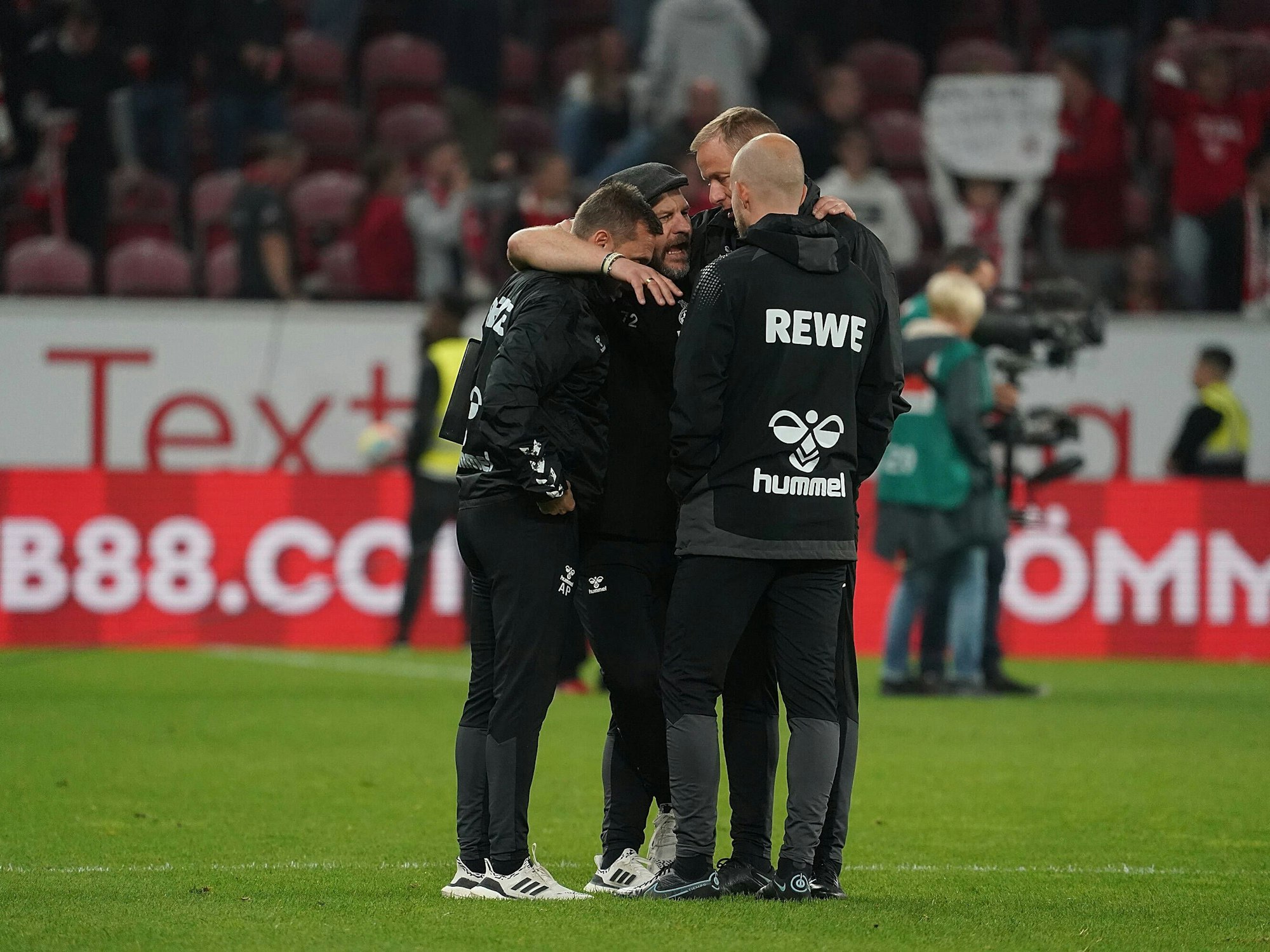 Steffen Baumgart nimmt sein Trainer-Team in den Arm.