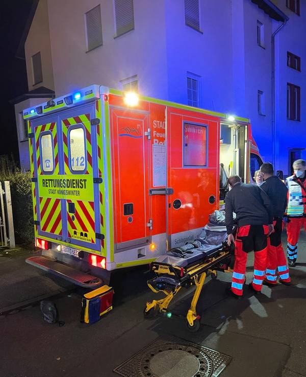 Rettungskräfte stehen neben einem Rettungswagen.