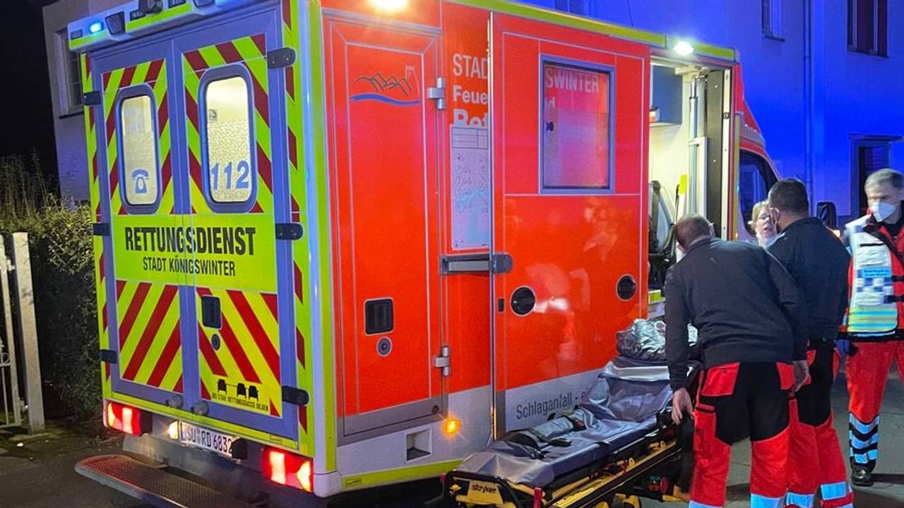 Rettungskräfte stehen neben einem Rettungswagen.