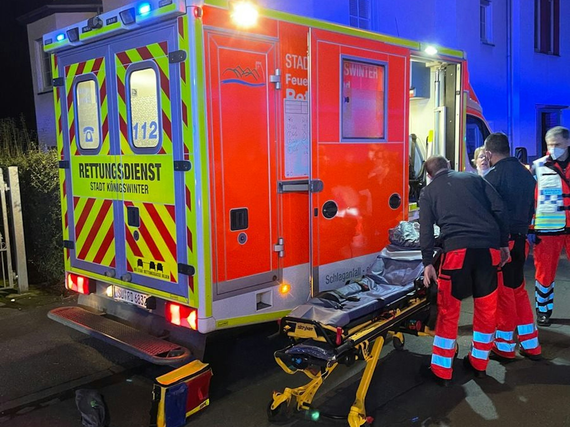 Rettungskräfte stehen neben einem Rettungswagen.