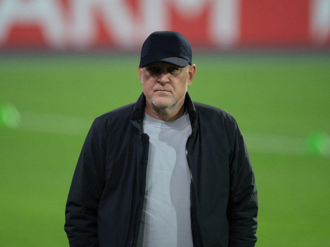 Jörg Schmadtke guckt grimmig in die Kamera.