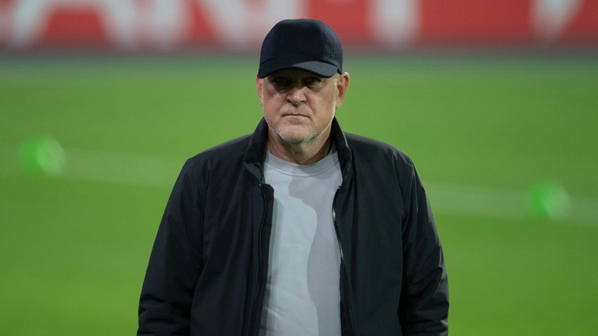 Jörg Schmadtke guckt grimmig in die Kamera.