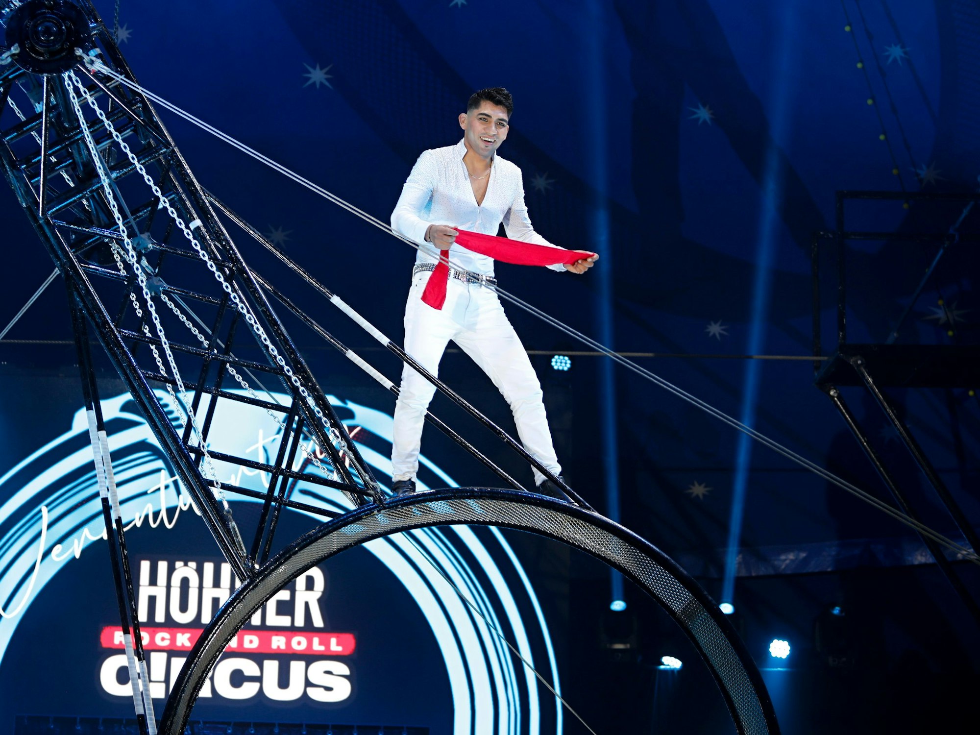 Ein Akrobat steht auf einem runden Gerüst.