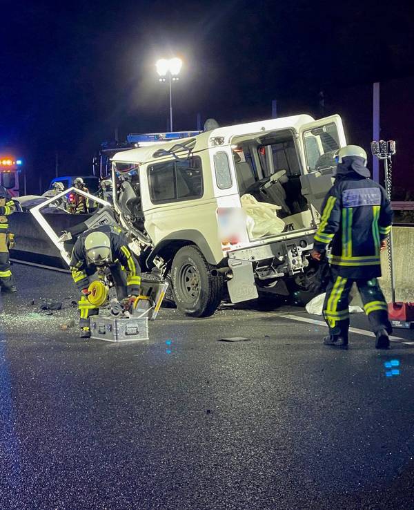 Rettungskräfte stehen am 21. Oktober 2022 auf der A40 bei Bochum – rechts, der Geländewagen der Geisterfahrerin.