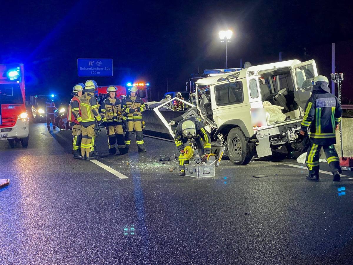 Rettungskräfte stehen am 21. Oktober 2022 auf der A40 bei Bochum – rechts, der Geländewagen der Geisterfahrerin.