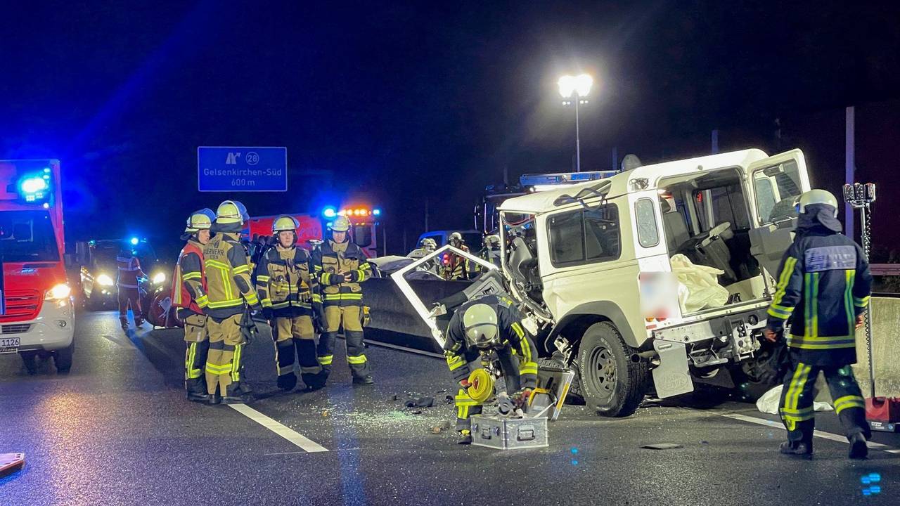 Rettungskräfte stehen am 21. Oktober 2022 auf der A40 bei Bochum – rechts, der Geländewagen der Geisterfahrerin.