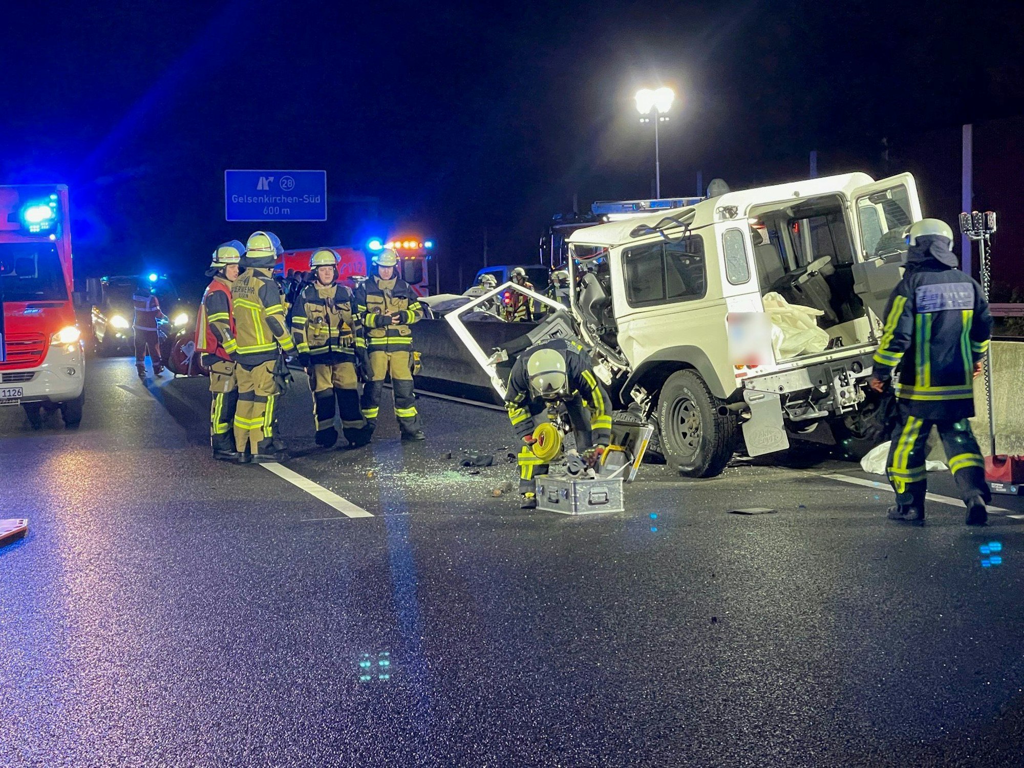 Am 21. Oktober 2022 kam es auf der A40 bei Bochum zu einem tödlichen Unfall: Rettungskräfte stehen auf der Autobahn.