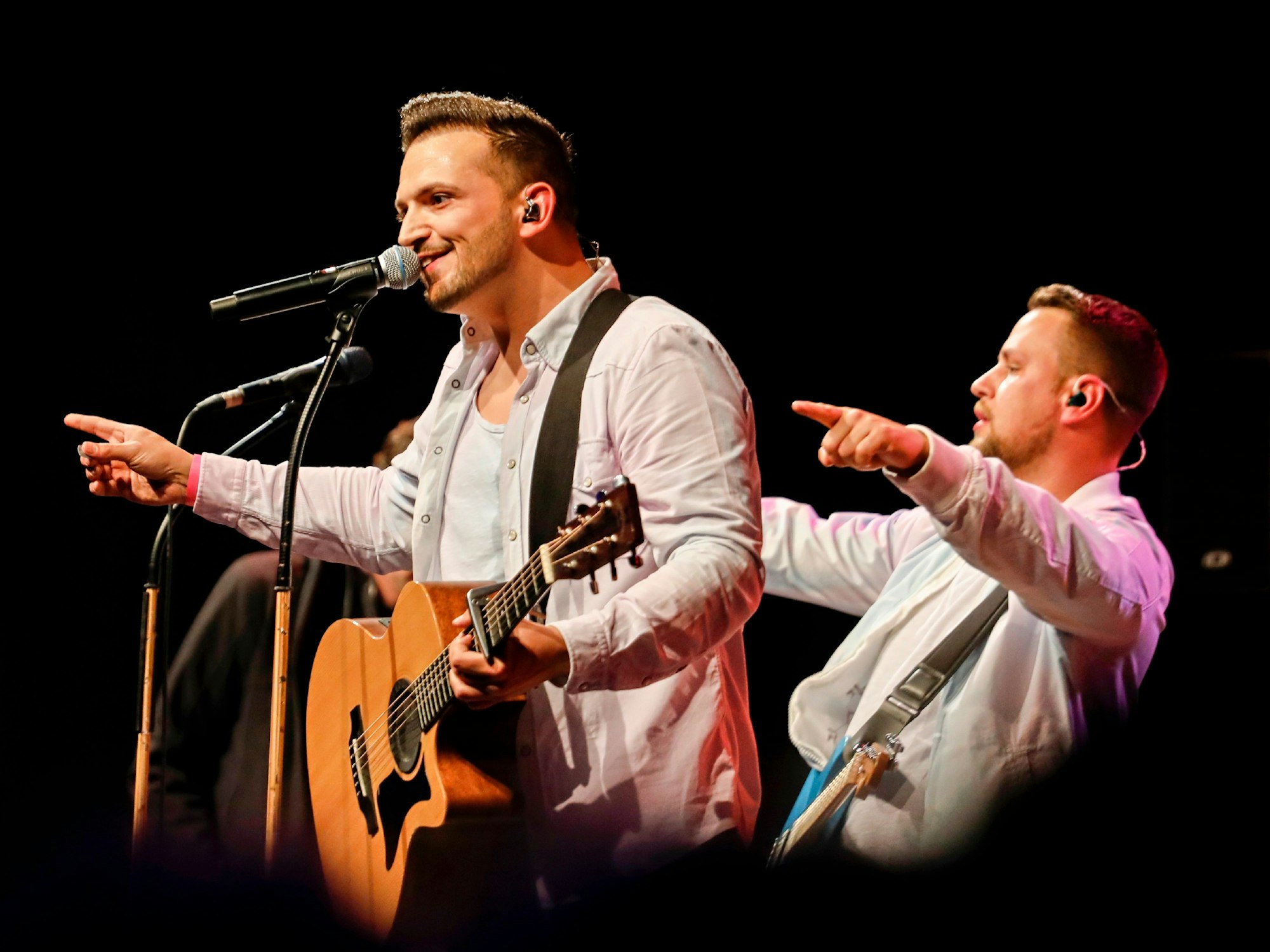 Musiker der Band Bel Air stehen auf der Bühne.