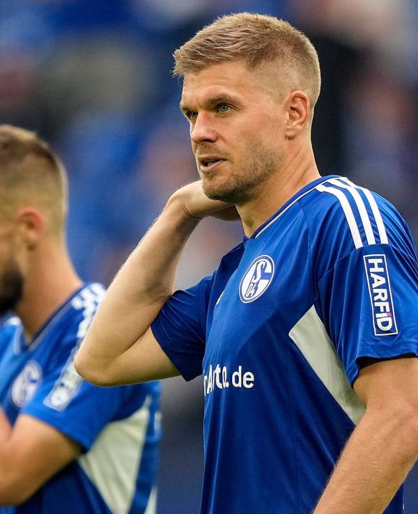 Simon Terodde und Dominick Drexler am 27. August 2022 beim Spiel des FC Schalke gegen Union Berlin.